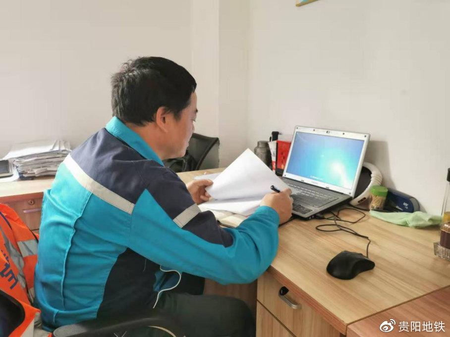 陆才山在研读施工图纸
