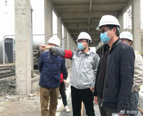 疫情防控期间，沈刚在车辆段协调铺轨场地移交问题