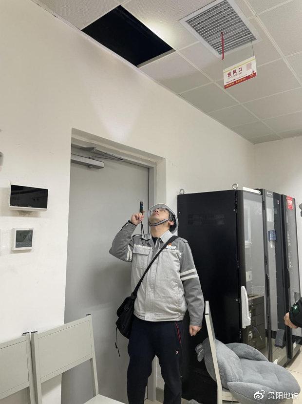 王伦月仔细检查车站每一处送风口