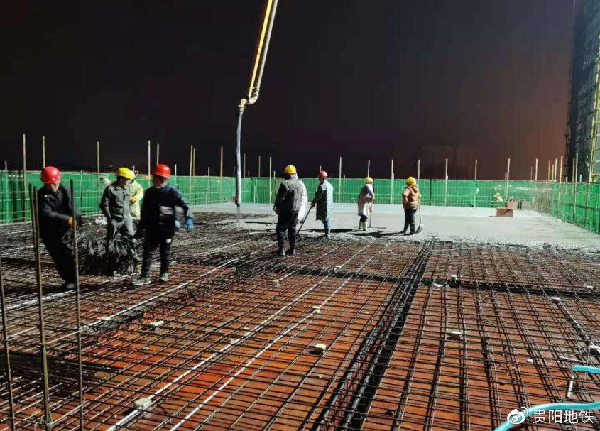 施工作业人员连夜浇筑执勤楼顶板